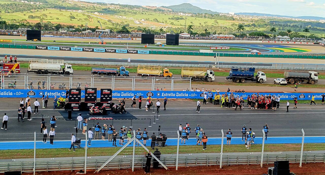 2026年戈亚尼亚 MotoGP 比赛周末场地照片,可见起终点区与内场环境。
