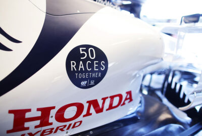 2020年F1意大利大奖赛一练，红牛二队-本田AT01车身上的车队第50场参赛纪念特别徽标