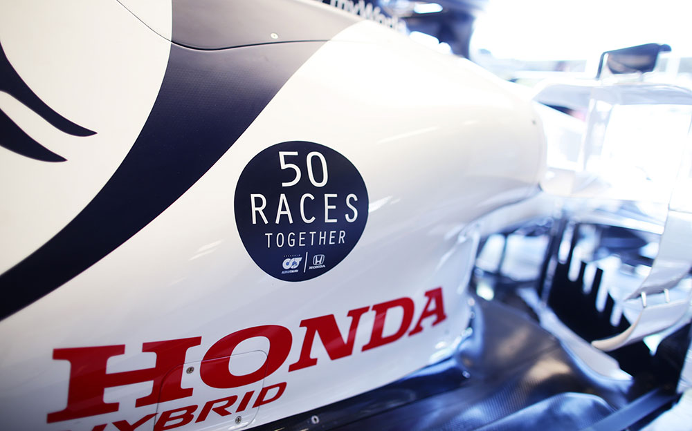 2020年F1意大利大奖赛一练，红牛二队-本田AT01车身上的车队第50场参赛纪念特别徽标