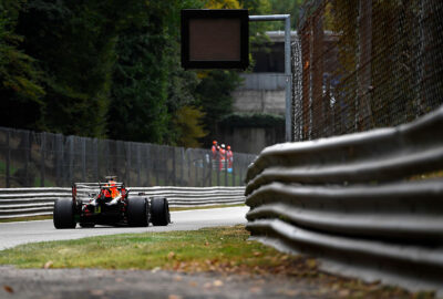 2021年F1意大利大奖赛一练，行驶在蒙扎赛道的红牛车手维斯塔潘