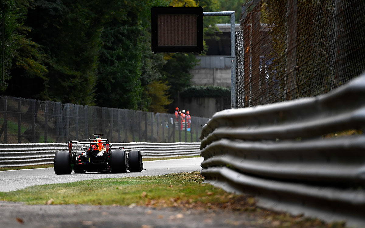 2021年F1意大利大奖赛一练，行驶在蒙扎赛道的红牛车手维斯塔潘