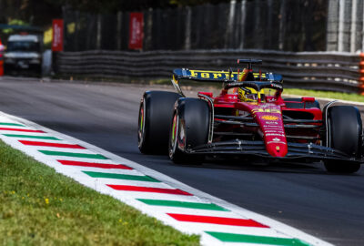 2022年F1意大利大奖赛一练，勒克莱尔驾驶特别涂装的法拉利F1-75驶过蒙扎赛道