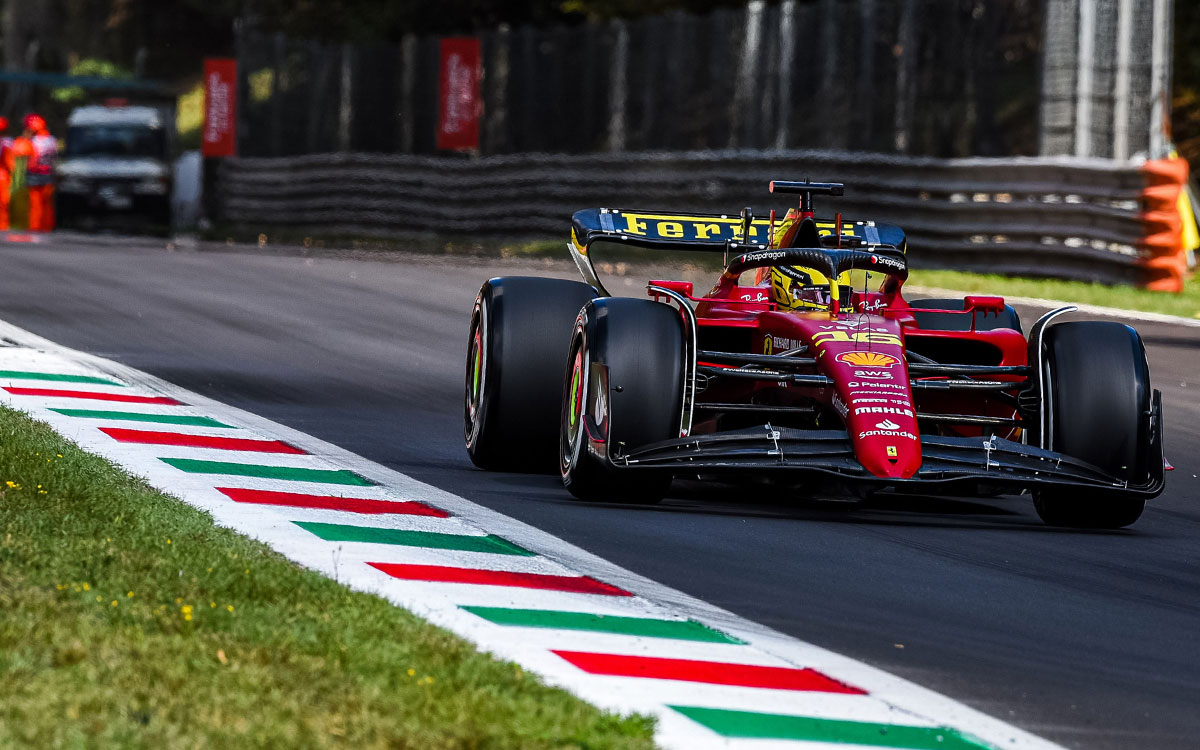 2022年F1意大利大奖赛一练，勒克莱尔驾驶特别涂装的法拉利F1-75驶过蒙扎赛道