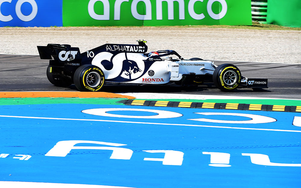 2020年F1意大利大奖赛二练,行驶在蒙扎赛道的红牛二队-本田车手皮埃尔·加斯利