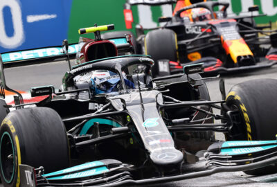 2021年F1意大利大奖赛自由练习，驾驶梅赛德斯W12的博塔斯与驾驶红牛RB16B的维斯塔潘
