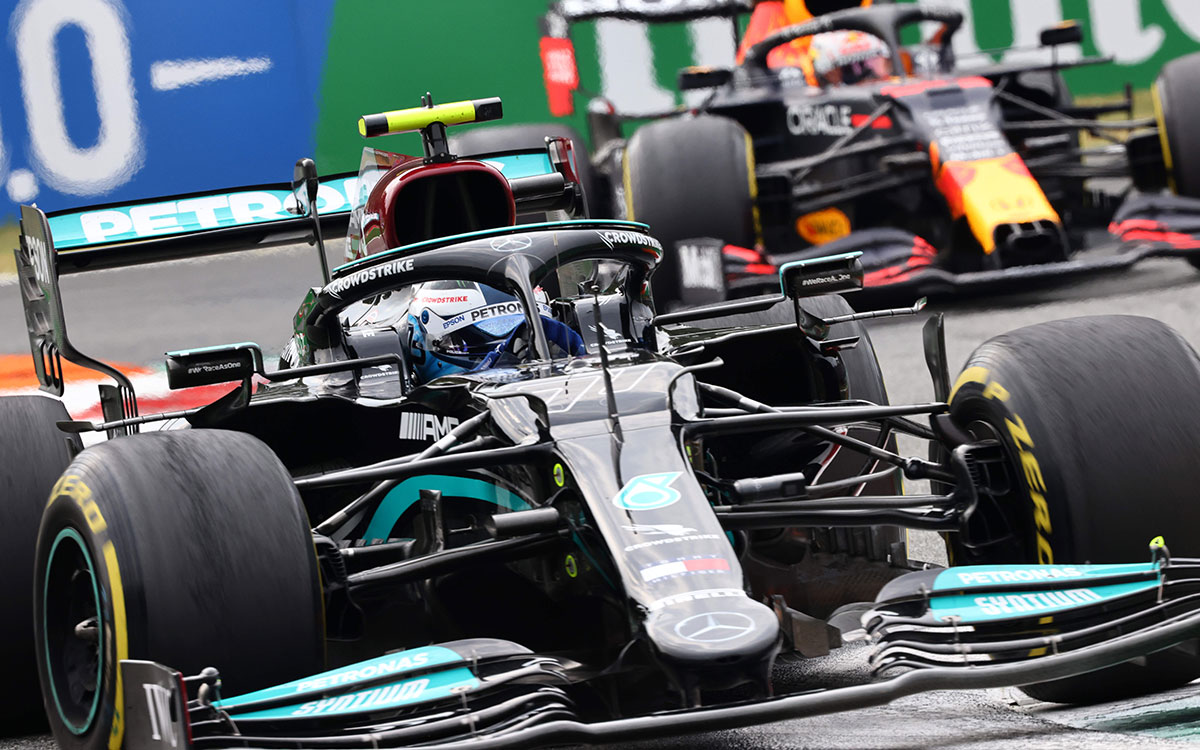 2021年F1意大利大奖赛自由练习，驾驶梅赛德斯W12的博塔斯与驾驶红牛RB16B的维斯塔潘