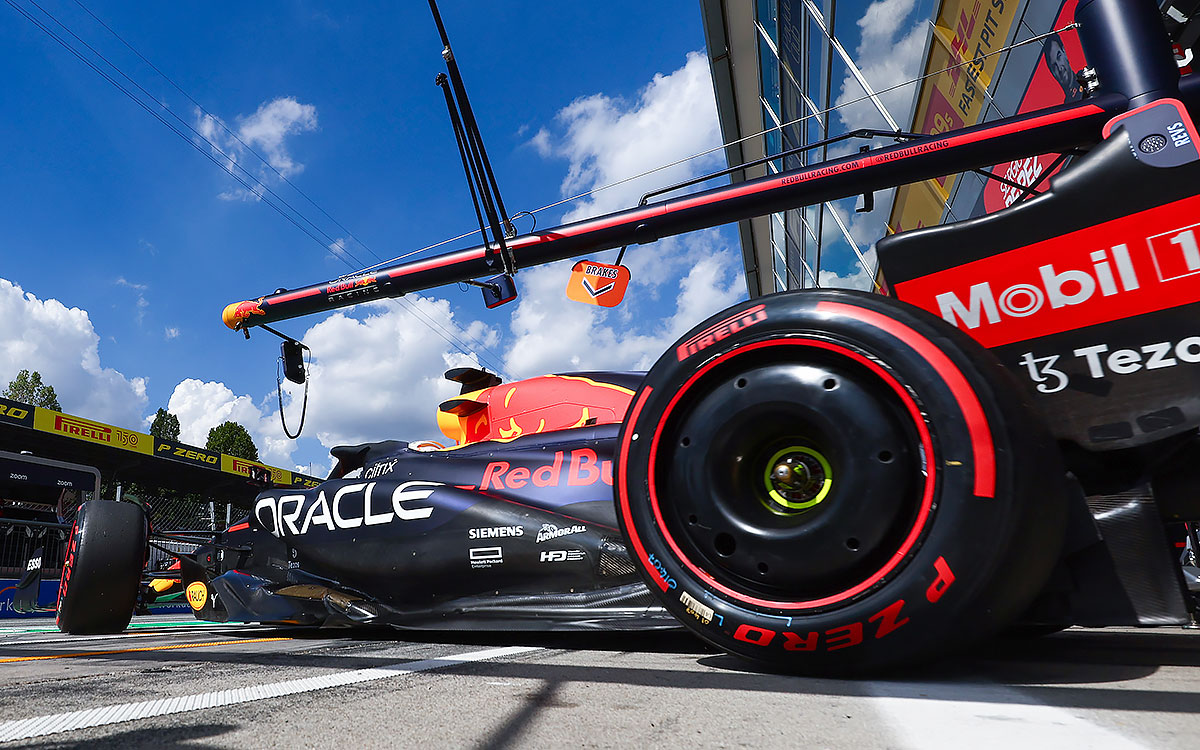 2022年F1意大利大奖赛，使用软胎从维修区驶向赛道的维斯塔潘（红牛）