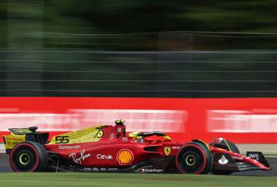 2022年F1意大利大奖赛练习赛，塞恩斯驾驶法拉利在蒙扎赛道行驶