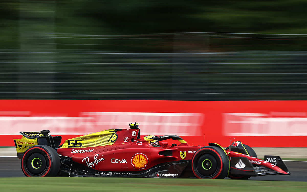 2022年F1意大利大奖赛练习赛，塞恩斯驾驶法拉利在蒙扎赛道行驶