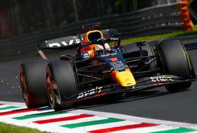 2022年F1意大利大奖赛三练，维斯塔潘驾驶红牛RB18在蒙扎赛道行驶