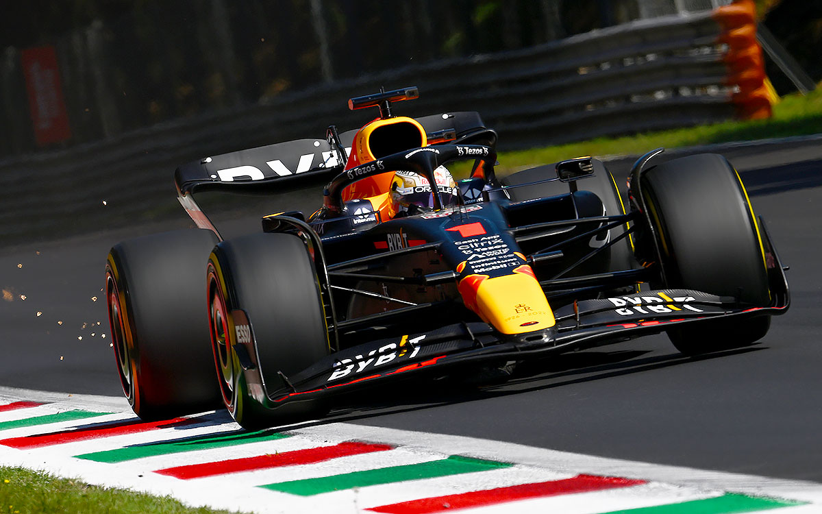 2022年F1意大利大奖赛三练，维斯塔潘驾驶红牛RB18在蒙扎赛道行驶