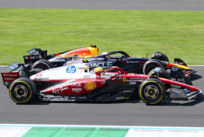 2025年F1意大利大奖赛三练，角田裕毅与汉密尔顿并排行驶于蒙扎赛道