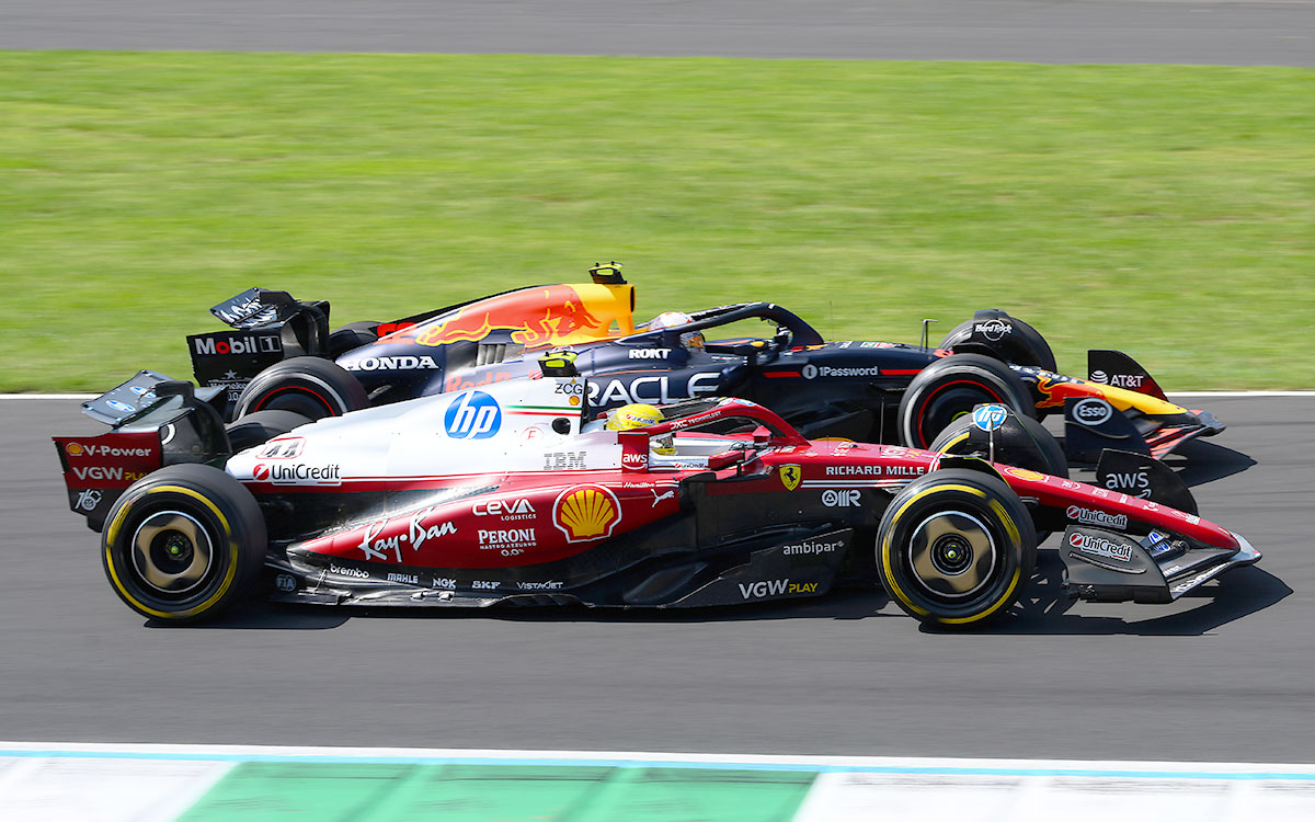 2025年F1意大利大奖赛三练，角田裕毅与汉密尔顿并排行驶于蒙扎赛道