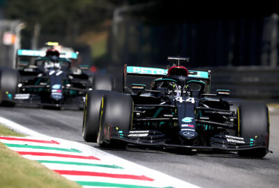 2020年F1意大利大奖赛排位赛，行驶在蒙扎赛道的两台梅赛德斯W11