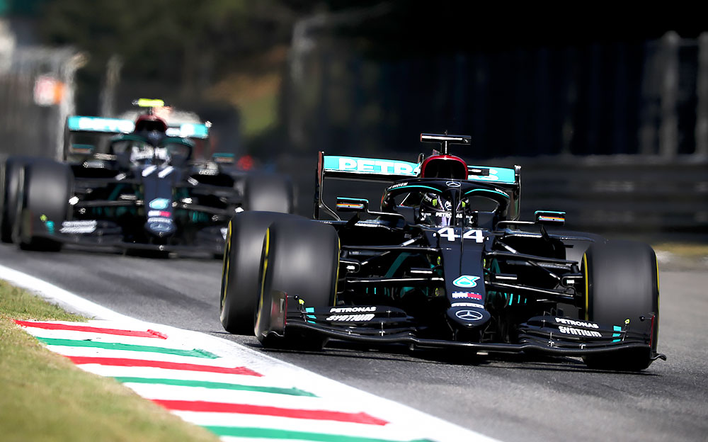 2020年F1意大利大奖赛排位赛，行驶在蒙扎赛道的两台梅赛德斯W11