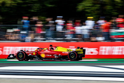 2022年F1意大利大奖赛排位赛，勒克莱尔驾驶法拉利在蒂福西的注视下驶过蒙扎赛道