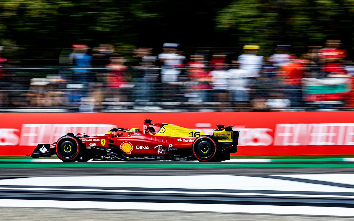 2022年F1意大利大奖赛排位赛，勒克莱尔驾驶法拉利在蒂福西的注视下驶过蒙扎赛道