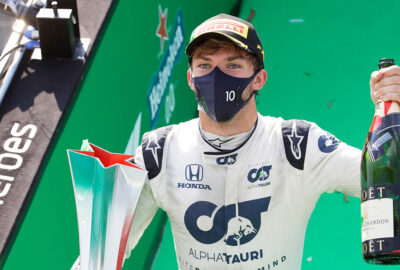 2020年F1意大利大奖赛正赛，手捧冠军奖杯与香槟的红牛二队-本田车手皮埃尔·加斯利