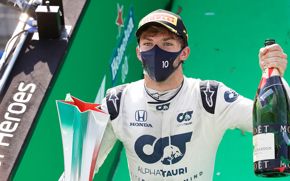 2020年F1意大利大奖赛正赛，手捧冠军奖杯与香槟的红牛二队-本田车手皮埃尔·加斯利