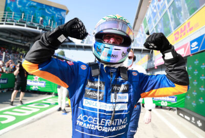 2021年F1意大利大奖赛正赛，夺冠后握拳庆祝的迈凯伦车手里卡多