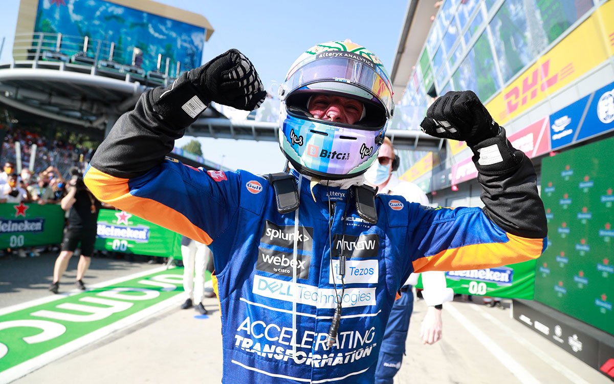 2021年F1意大利大奖赛正赛，夺冠后握拳庆祝的迈凯伦车手里卡多
