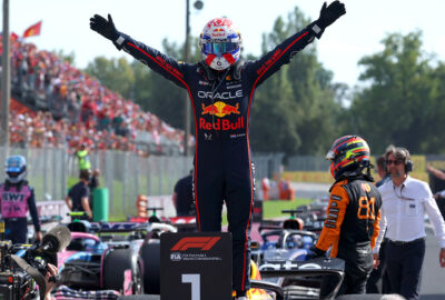 2025年F1意大利大奖赛正赛，维斯塔潘在检录区庆祝胜利