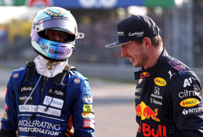2021年F1意大利大奖赛冲刺赛，面带笑容交谈的红牛车手维斯塔潘与迈凯伦车手里卡多