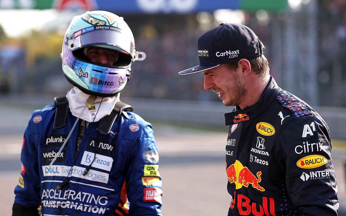2021年F1意大利大奖赛冲刺赛，面带笑容交谈的红牛车手维斯塔潘与迈凯伦车手里卡多