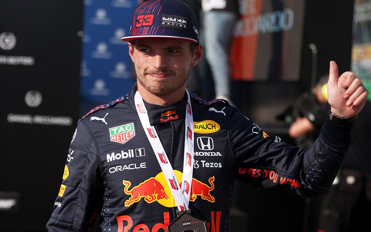 2021年F1意大利大奖赛冲刺赛,获得第二名、挂着奖牌的红牛车手维斯塔潘