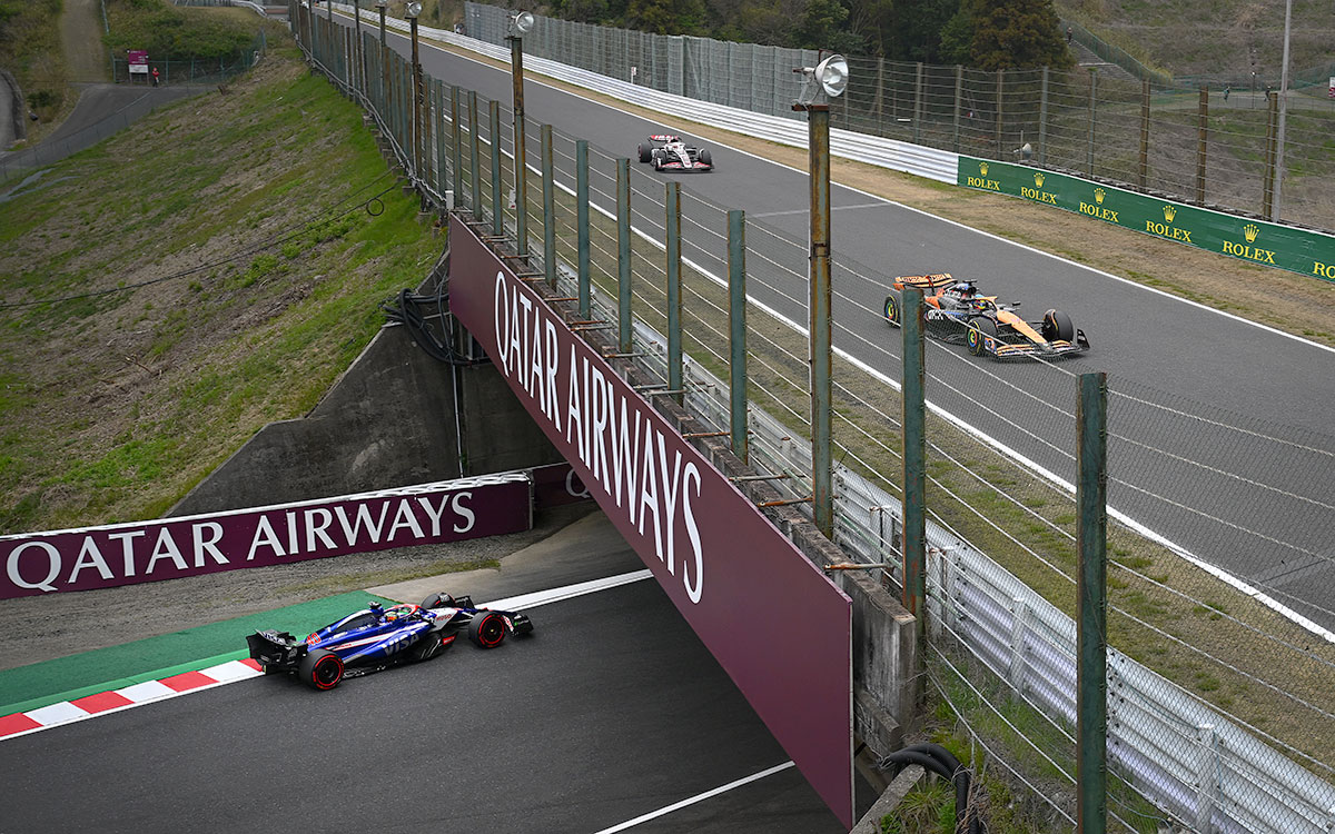 2024年F1日本大奖赛一练，皮亚斯特里驾驶迈凯伦赛车与RB车队的岩佐步梦在铃鹿赛道竞逐