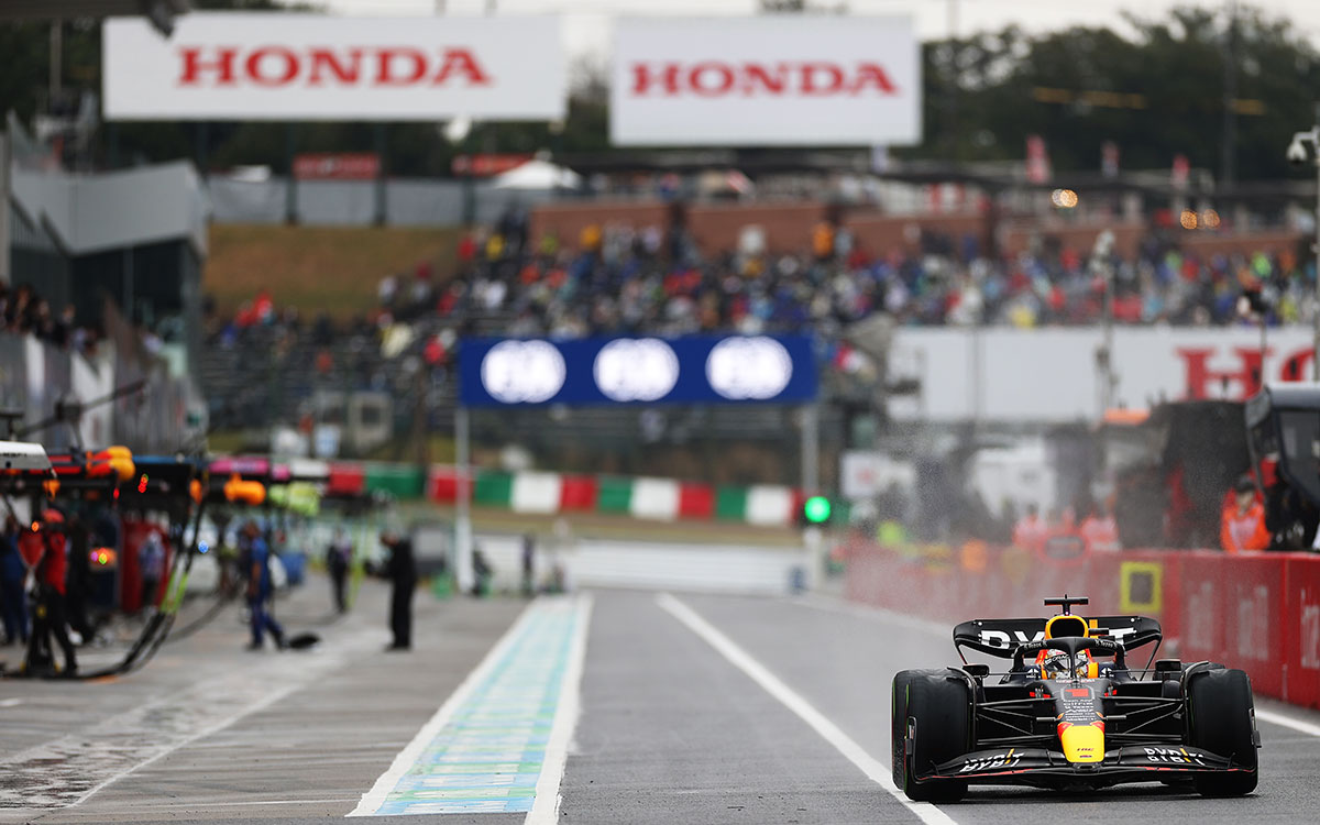 2022年F1日本大奖赛一练，使用半雨胎从维修区驶向赛道的维斯塔潘（红牛）