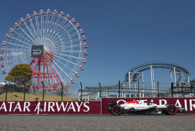 2025年F1日本大奖赛一练，角田裕毅驾驶红牛RB21在铃鹿赛道维修区通道行驶
