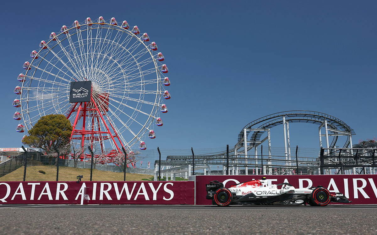 2025年F1日本大奖赛一练，角田裕毅驾驶红牛RB21在铃鹿赛道维修区通道行驶