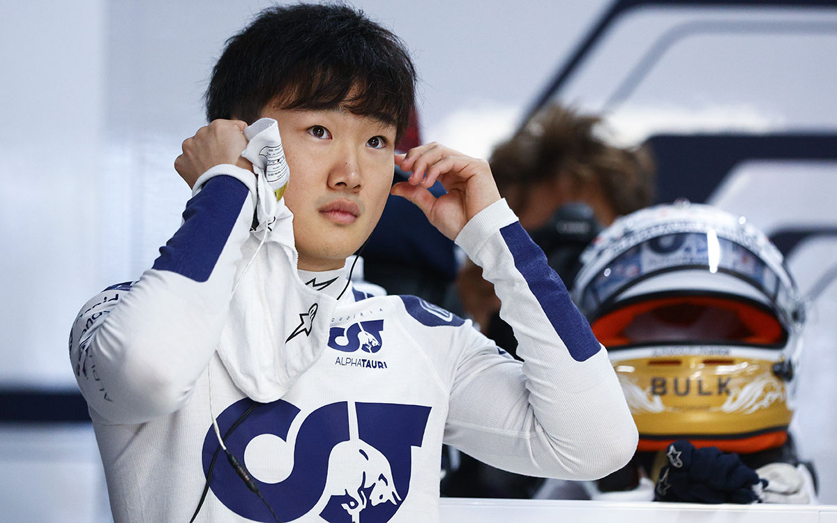2022年F1日本大奖赛二练,以祖国特别版头盔为背景备战环节的角田裕毅(红牛二队)