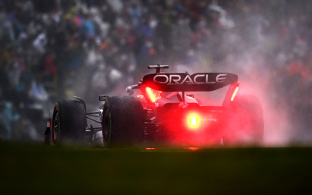 2022年F1日本大奖赛二练,维斯塔潘的1号红牛RB18在铃鹿赛道行驶时的尾部