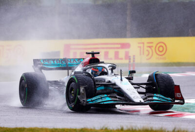 2022年F1日本大奖赛，拉塞尔驾驶梅赛德斯溅起大量水花通过铃鹿赛道最后弯角