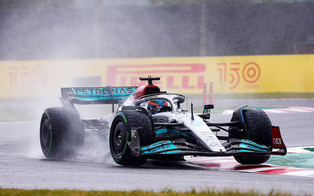2022年F1日本大奖赛，拉塞尔驾驶梅赛德斯溅起大量水花通过铃鹿赛道最后弯角
