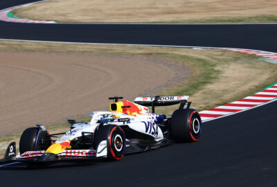 2025年F1日本大奖赛二练，哈贾尔驾驶红牛二队赛车冲过铃鹿S字弯