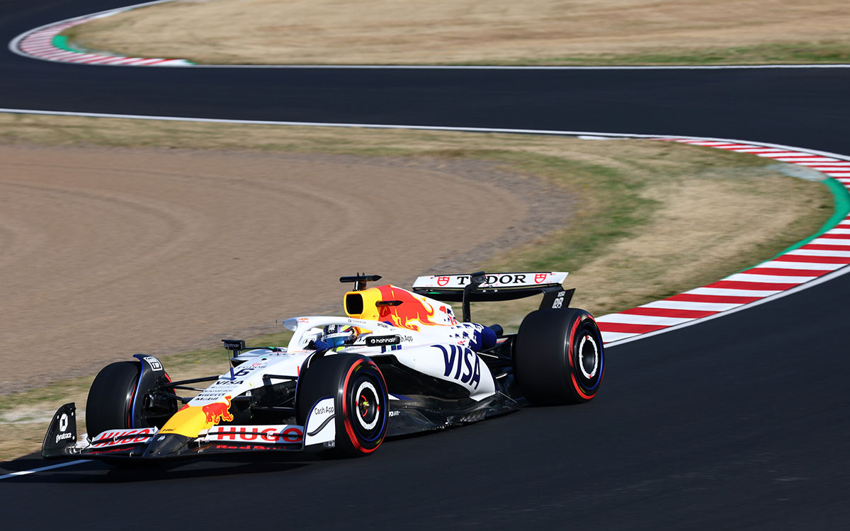 2025年F1日本大奖赛二练，哈贾尔驾驶红牛二队赛车冲过铃鹿S字弯