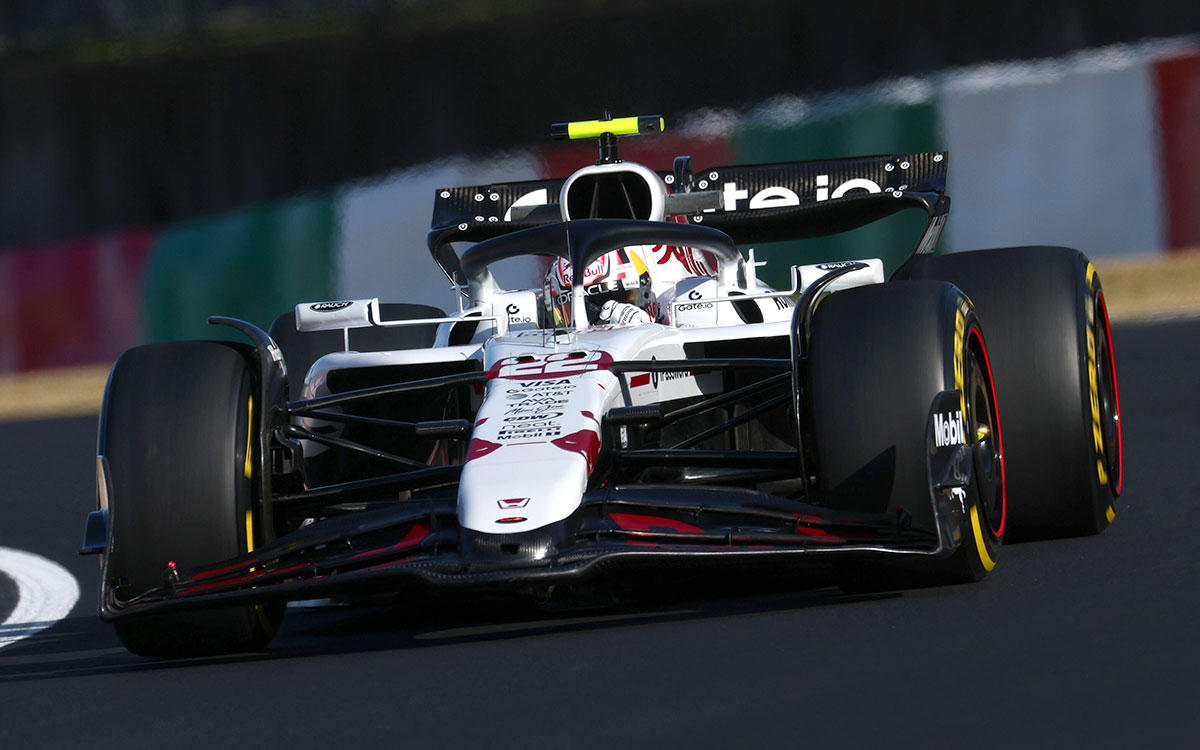 2025年F1日本大奖赛练习赛，角田裕毅驾驶红牛RB21行驶在铃鹿赛道