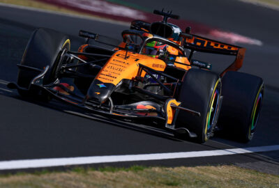2026年F1日本大奖赛二练，皮亚斯特里驾驶迈凯伦在铃鹿赛道行驶