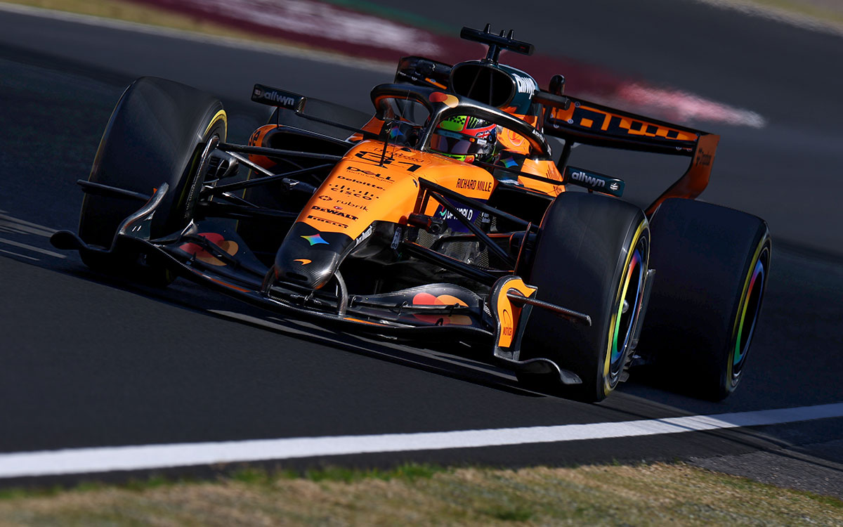 2026年F1日本大奖赛二练，皮亚斯特里驾驶迈凯伦在铃鹿赛道行驶