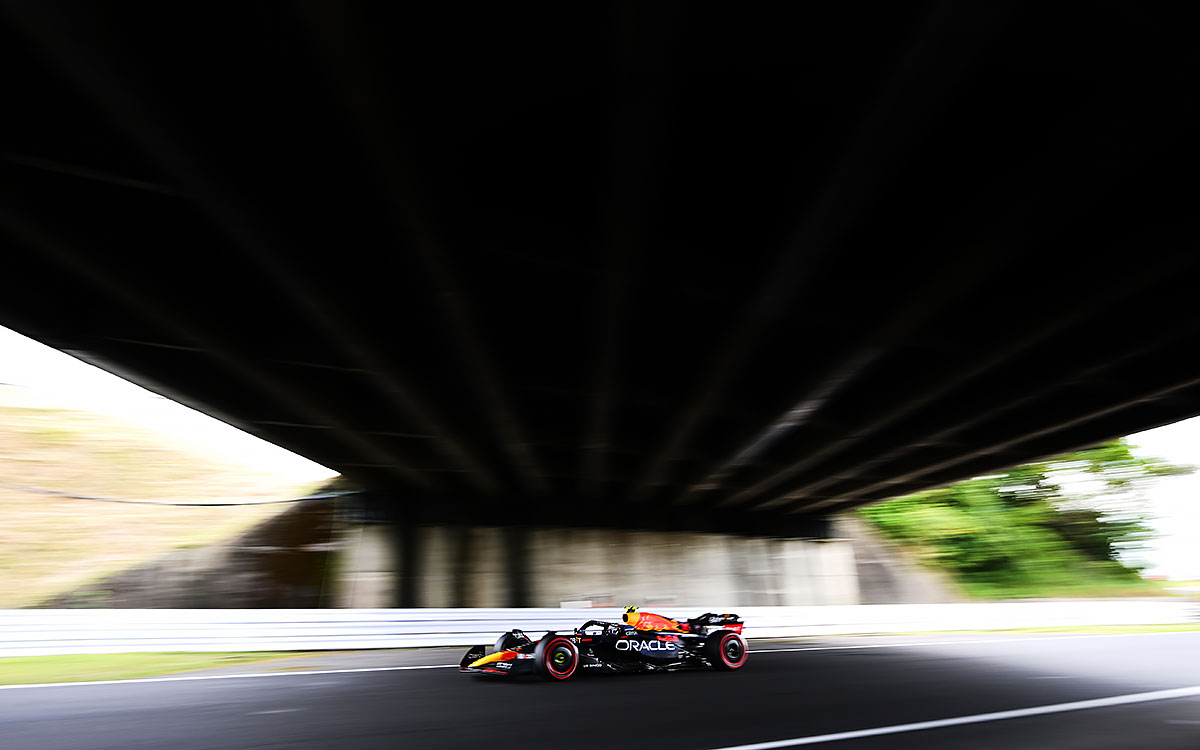 2022年F1日本大奖赛三练,佩雷兹驾驶红牛驶过铃鹿赛道的立体交叉之下