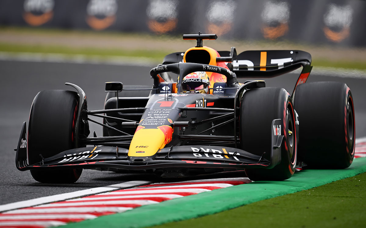 2022年F1日本大奖赛三练，维斯塔潘驾驶红牛在铃鹿赛道行驶