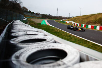2024年F1日本大奖赛三练，维斯塔潘驾驶红牛赛车驶出斯普恩弯道