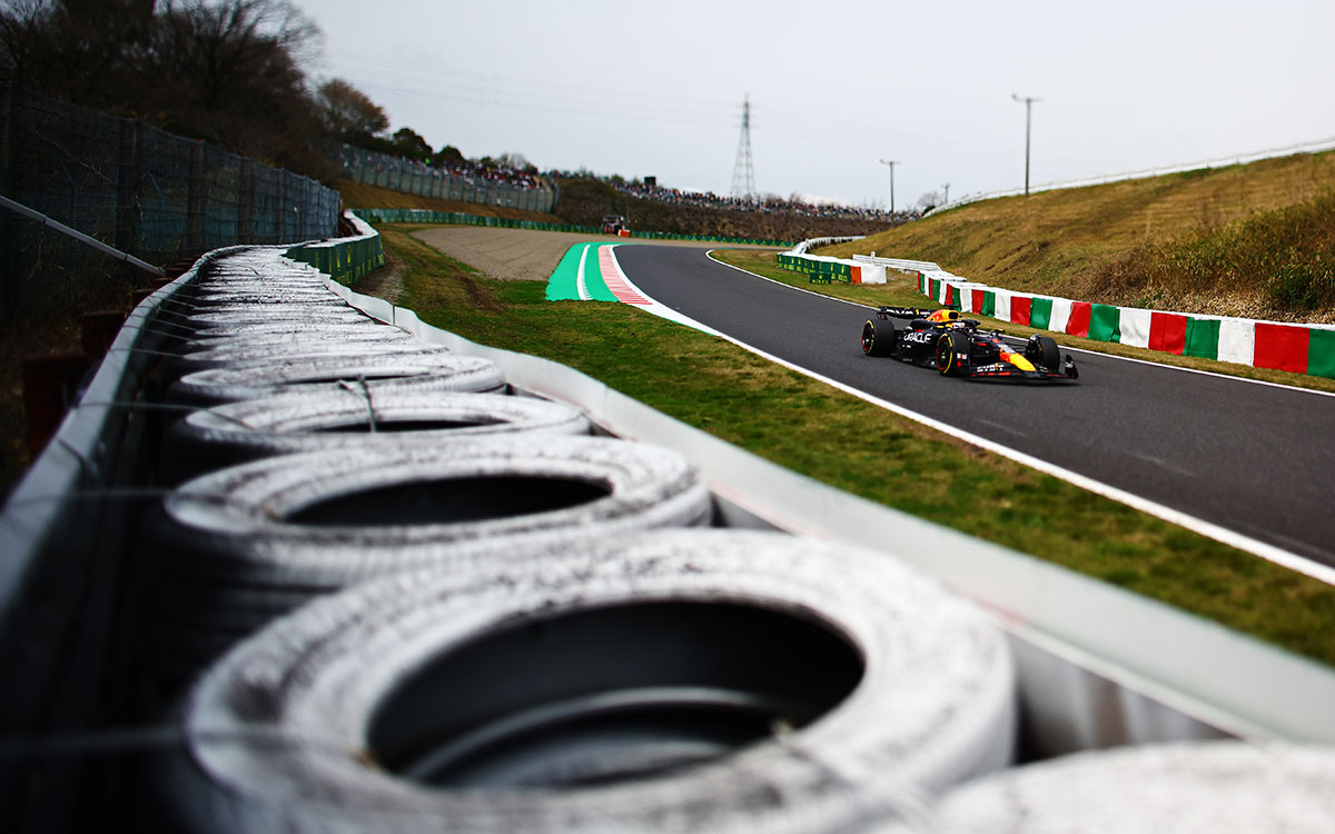 2024年F1日本大奖赛三练，维斯塔潘驾驶红牛赛车驶出斯普恩弯道