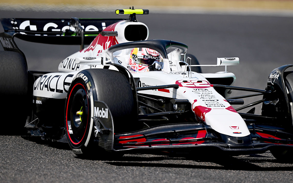 2025年F1日本大奖赛三练，角田裕毅驾驶红牛RB21在铃鹿赛道行驶