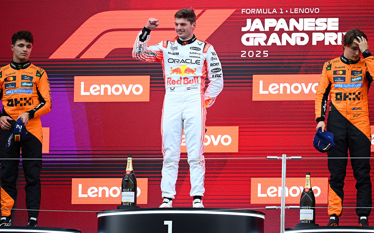 2025年F1日本大奖赛正赛颁奖台:维斯塔潘居中捧杯,亚军诺里斯与季军皮亚斯特里分列两侧