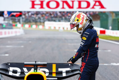 2022年F1日本大奖赛排位赛，夺得杆位后俯瞰停在帕克费尔梅区红牛RB18的维斯塔潘