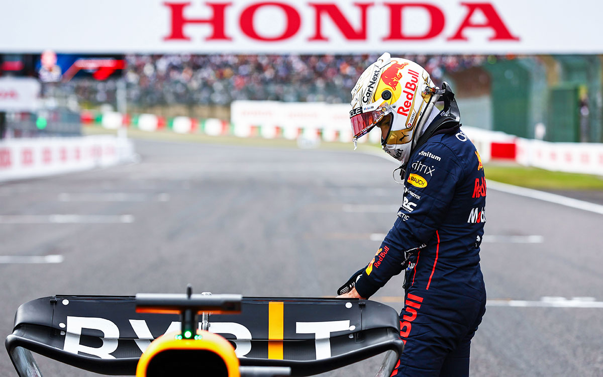2022年F1日本大奖赛排位赛，夺得杆位后俯瞰停在帕克费尔梅区红牛RB18的维斯塔潘